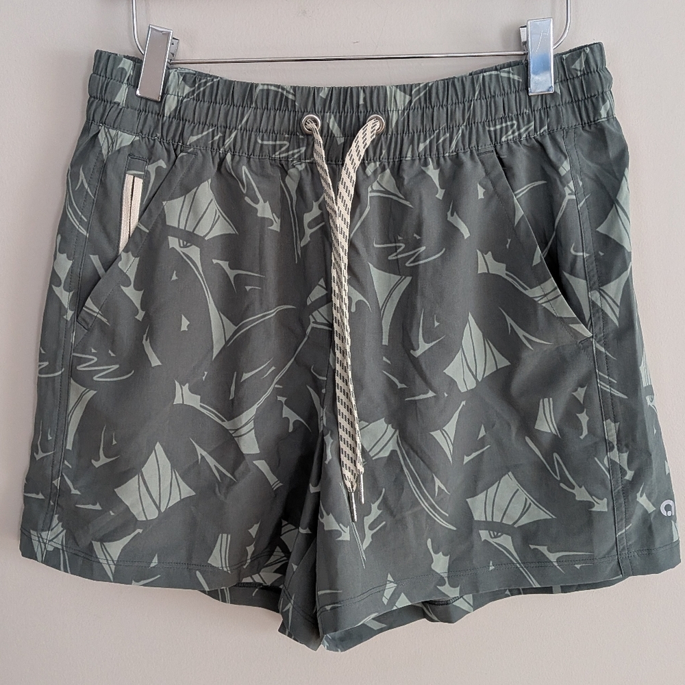 Hyba 4.5 Inch inseam athletic shorts olive sage Green Abstract Print M